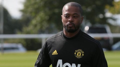 Evra mỉa mai Arsenal, tiết lộ sắp quay lại M.U