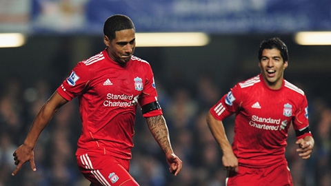 Cựu hậu vệ Liverpool từng căm ghét Suarez vì Evra