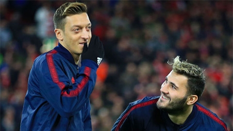 'Oezil không hạnh phúc ở Arsenal, nhưng vẫn rất chuyên nghiệp '
