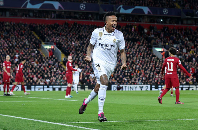 Militao ăn mừng bàn nâng tỉ số lên 3-2 cho Real trên sân Liverpool