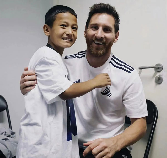 Abduhalik Hemdulla được chụp cùng với Lionel Messi - Ảnh: People's Daily 