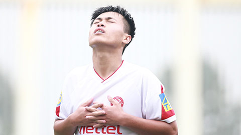 Cầu thủ Việt Nam chấn thương vì bắt chước ăn mừng kiểu Ronaldo 