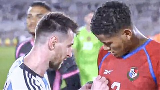Messi được các cầu thủ Panama tranh nhau xin chữ ký