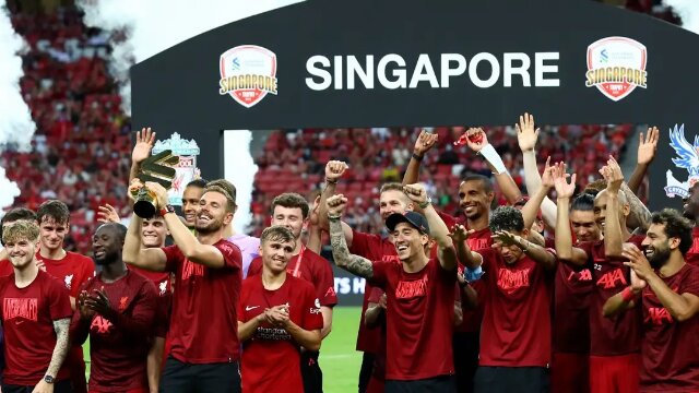 Liverpool đến Singapore và nâng cao Cúp Standard Chartered trong tour du đấu Hè 2022