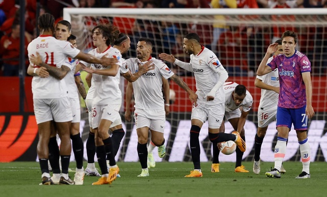 Sevilla vỡ òa niềm vui khi có lần thứ 7 vào chung kết Europa League.