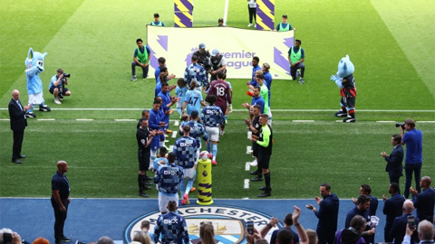 Chelsea tạo thành hàng rào danh dự đắt nhất chào đón nhà vô địch Man City