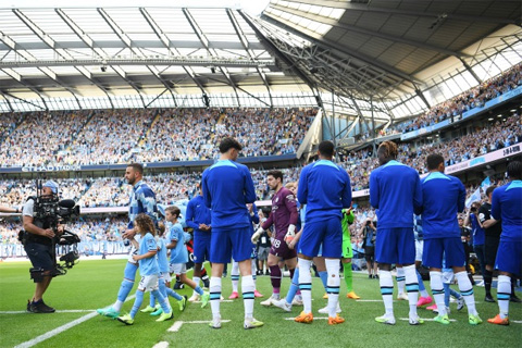 Các cầu thủ Chelsea tạo thành hàng rào danh dự chào đón nhà vô địch Man City
