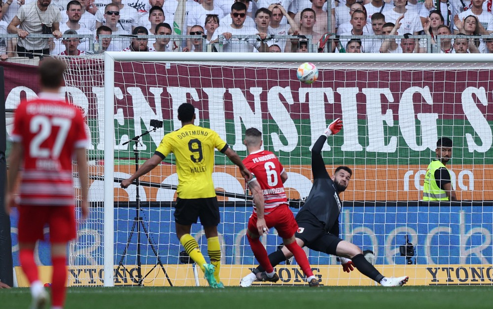 Haller tỏa sáng để giúp cho Dortmund đánh bại Augsburg