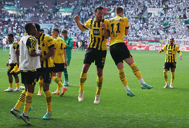 Các cầu thủ Dortmund ăn mừng chiến thắng ngay trên sân của Augsburg
