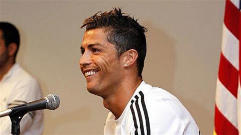 Ronaldo gia hạn hợp đồng với Real, lương cao hơn Messi