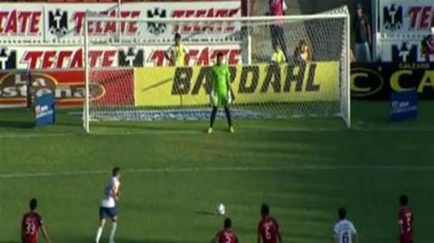 VIDEO: Thủ môn cản 11m, đồng đội đá về lưới nhà