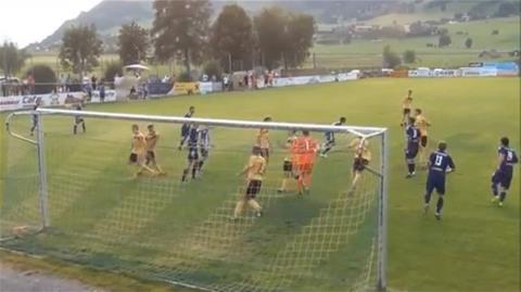 VIDEO: Thủ môn ghi bàn từ cự ly 80m
