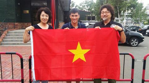Quốc kỳ Việt Nam tung bay ở xứ mặt trời mọc