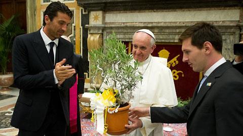 Messi tặng quà Giáo Hoàng trước trận Italia – Argentina