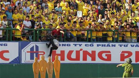 Bất chấp vé tăng, hơn 5.000 fan Nghệ An vẫn đổ bộ xuống sân Thống Nhất