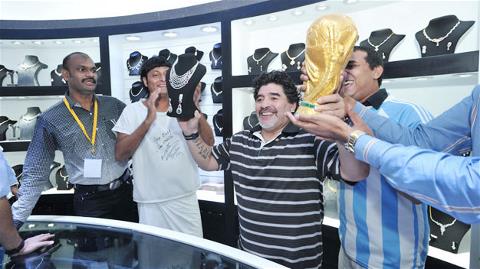 Maradona: "Cậu bé vàng" bán… vàng