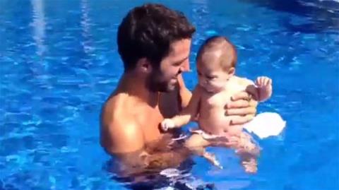 Fabregas khoe "công chúa nhỏ" trong bể bơi