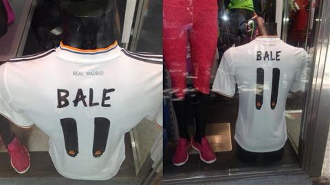 Áo Real in tên Bale được bày bán ở Gibraltar