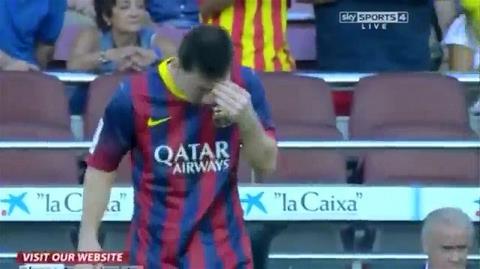 VIDEO: Messi nôn khan trên sân trong trận gặp Levante