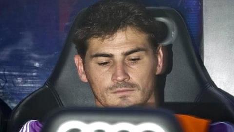 Valdes chỉ trích Ancelotti vì "bỏ rơi" Casillas