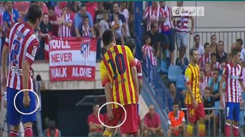VIDEO: Godin xúi đồng đội "tấn công" Messi đang chấn thương?