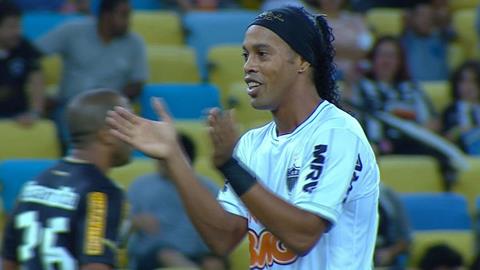VIDEO: "Cú đúp" kiến tạo của Ronaldinho