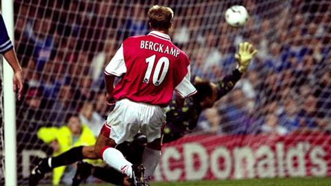 VIDEO: Ngày này 16 năm trước, Bergkamp lập hat-trick siêu đẹp