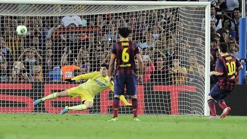 VIDEO: Messi lại đá hỏng penalty!