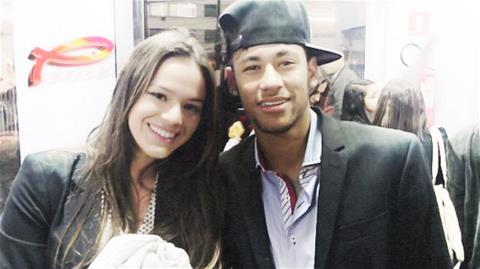 Sau CR7, đến lượt Neymar bị Miss Bumbum tố ngoại tình
