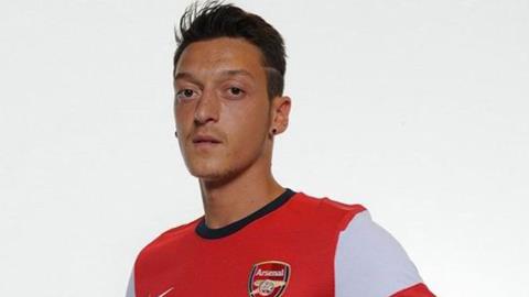 Oezil trông "căng thẳng" trong màu áo mới Arsenal