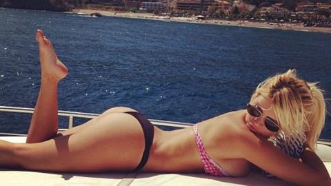 Vợ Maxi Lopez nóng bỏng với bikini hai mảnh