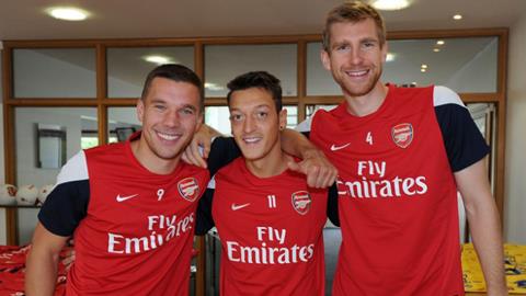 Oezil cười hết cỡ trong buổi tập đầu tiên tại Arsenal