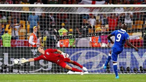 Thủ môn nào có thể chặn được penalty của Balotelli?