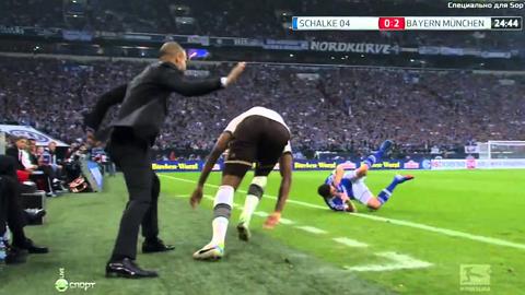 Guardiola vỗ mông Boateng ngay trên sân