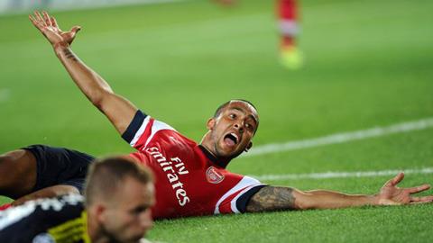 Chấn thương của Walcott khiến Arsenal và ĐT Anh lo lắng