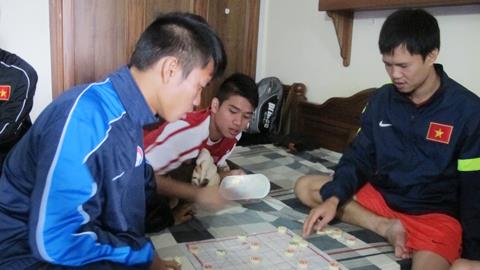 Tuyển thủ U19 Việt Nam "đấu trí" trên bàn cờ