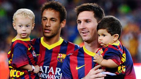 Messi & Neymar cùng nhau "khoe" quý tử ở Nou Camp