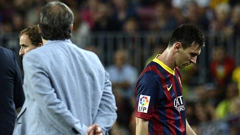 Messi không thèm nhìn mặt HLV Martino khi bị thay ra