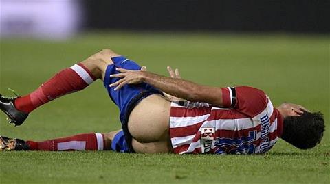 Costa vừa đau, vừa ngượng vì "lộ hàng"