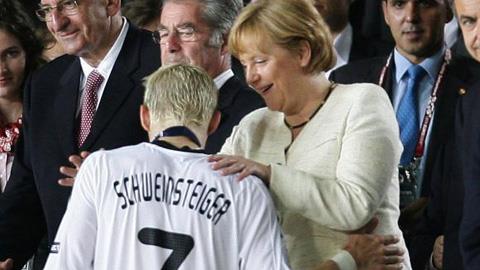 Schweinsteiger từng "tồng ngồng" trước mặt nữ Thủ tướng Đức