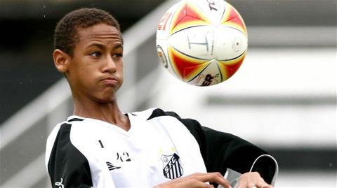 Neymar 14 tuổi đã tỏ ra "siêu việt"