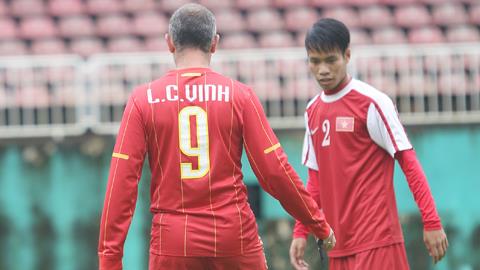 Tiền đạo Công Vinh “bất ngờ” về thăm U19 Việt Nam