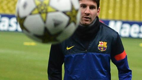 Messi thử trình bằng cách đá bóng vào lưới bóng rổ