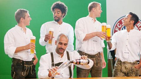 Bayern Munich và lễ hội Oktoberfest: Học uống bia để được... tắm bia!