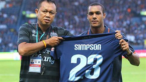 Cựu cầu thủ Arsenal gia nhập đội bóng Thái Lan với mức lương kỷ lục