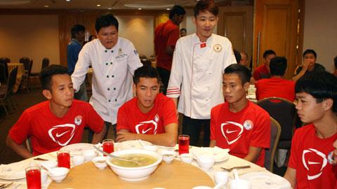 Bongdaplus TV: 6 đầu bếp Việt Nam sang Malaysia chăm sóc đội U19
