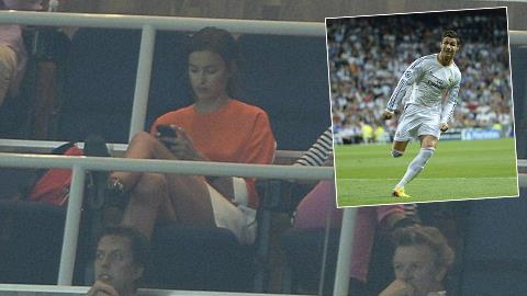 Ronaldo cán mốc 100 trận, Irina Shayk thản nhiên ngồi… nghịch điện thoại