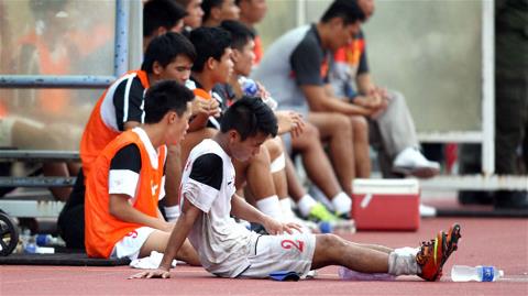 U19 Việt Nam chơi 10 người trong 9 phút cuối