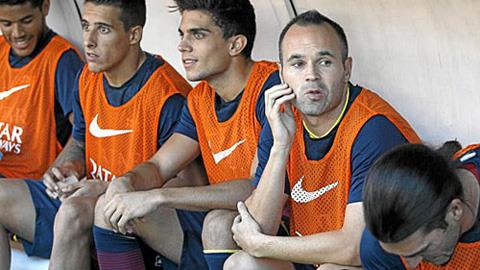 Iniesta tiếp tục ngồi dự bị ở Barca