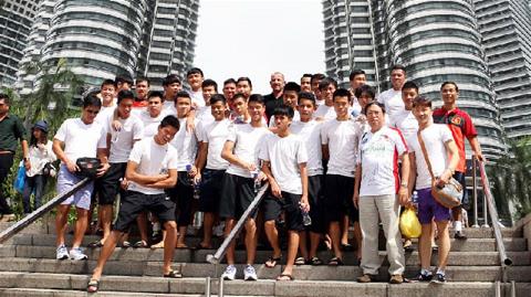 Chờ đại chiến với U19 Australia, U19 Việt Nam thăm Tháp đôi Petronas